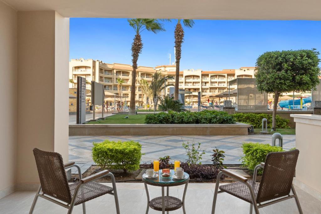 Pickalbatros White Beach Resort