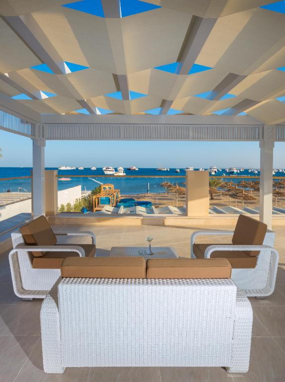 Pickalbatros White Beach Resort