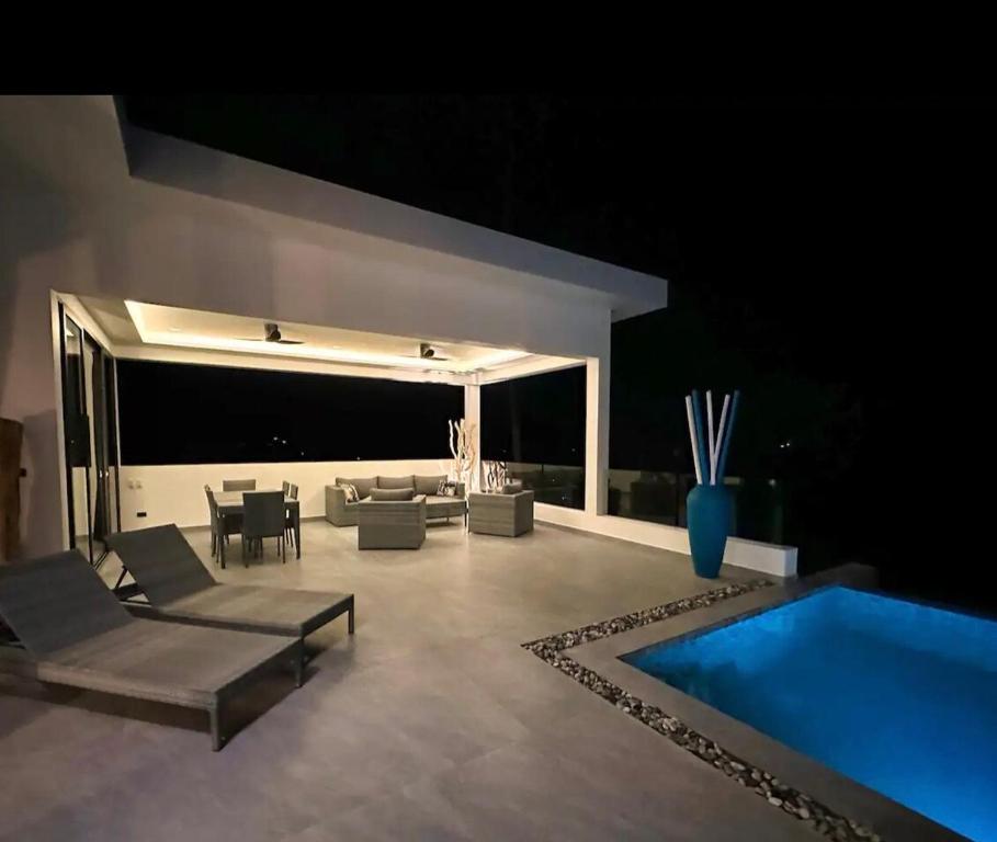 Villa CHARLOTTE — SEAVIEW 4 Bedrooms