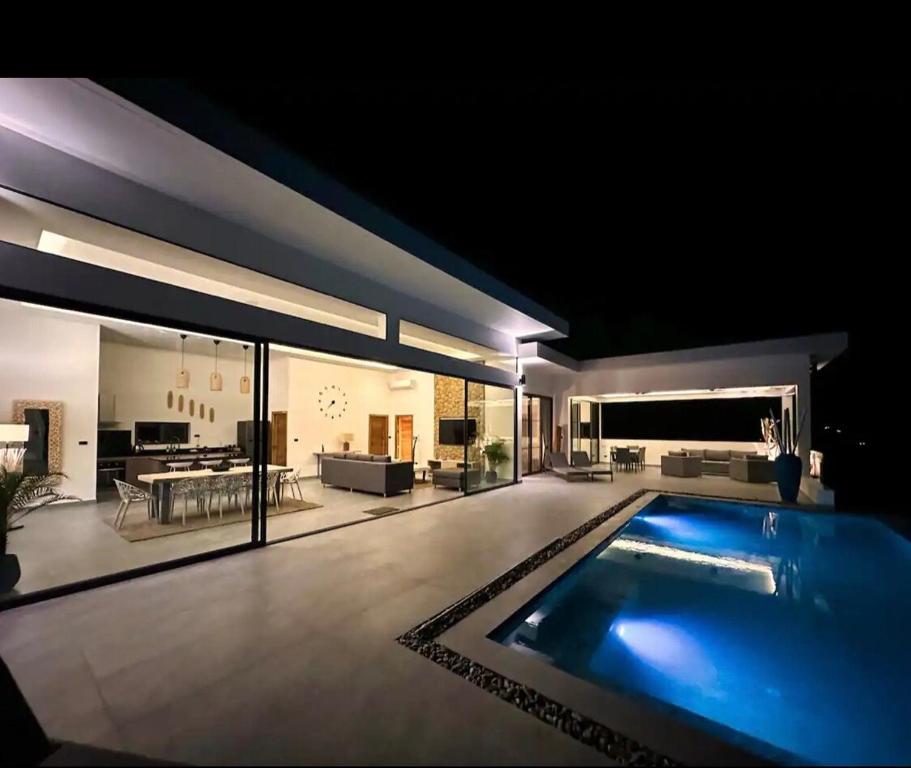 Villa CHARLOTTE — SEAVIEW 4 Bedrooms