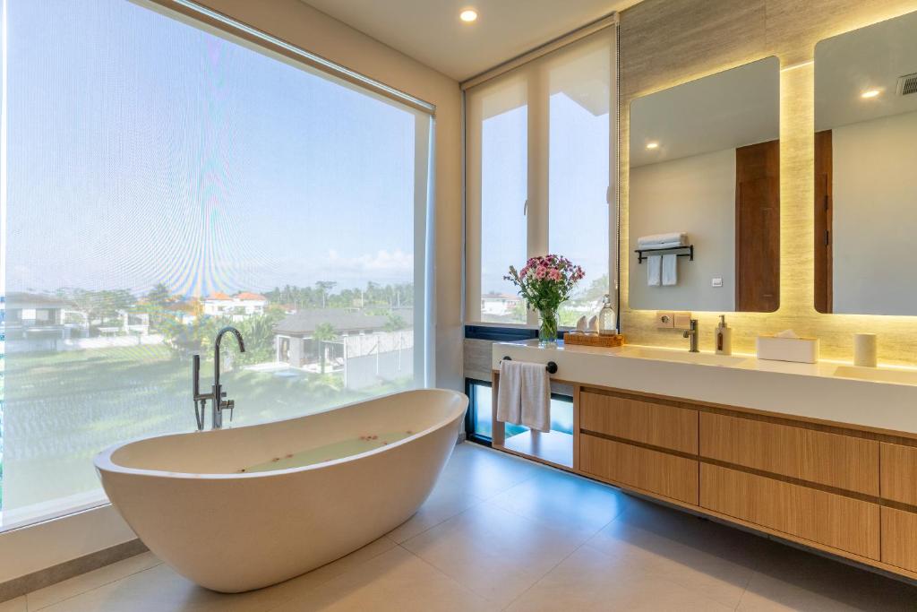 Luxury 3BR Villa With Private Rice Field View — Hubuddha III