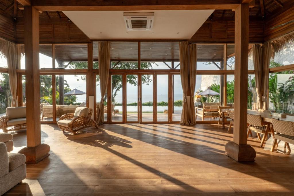 Villa Selatan Oceanfront Cliffside Sunset Pool