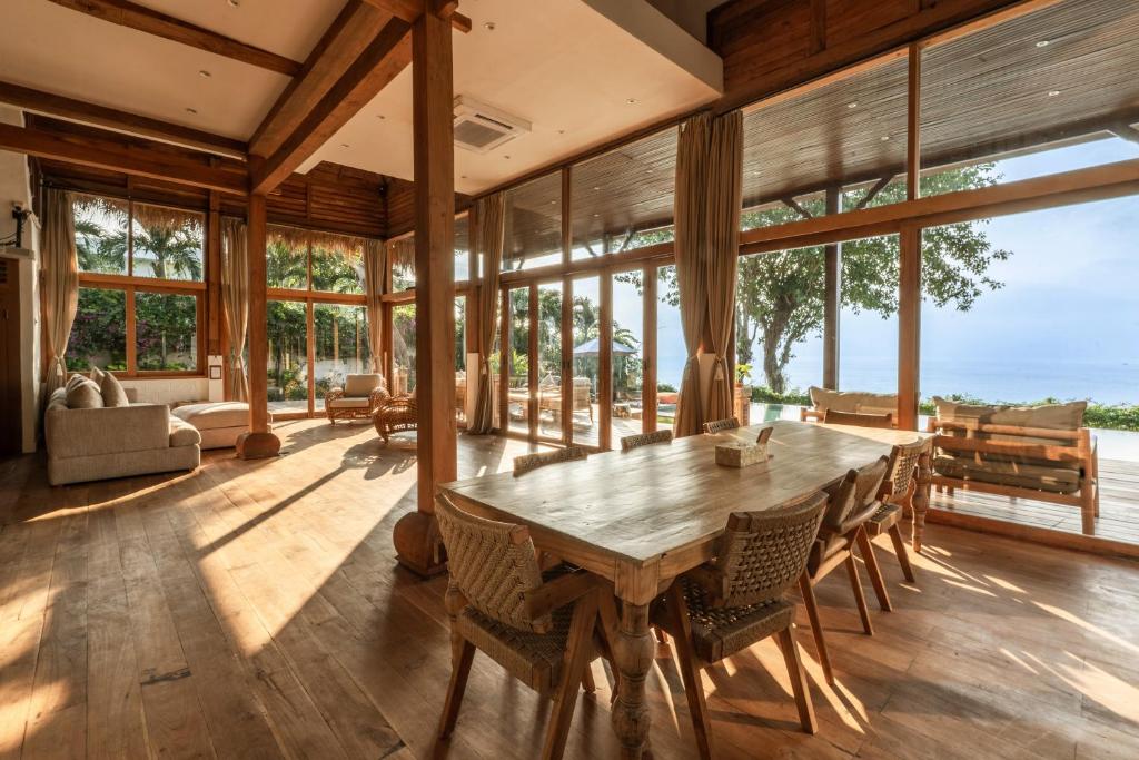 Villa Selatan Oceanfront Cliffside Sunset Pool