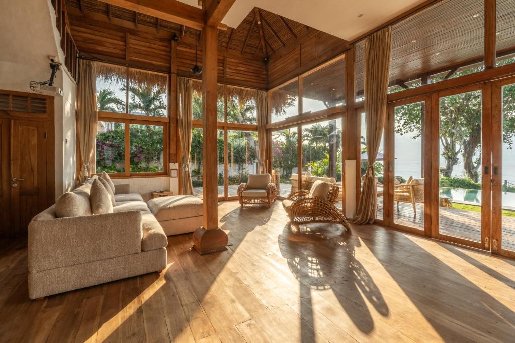 Villa Selatan Oceanfront Cliffside Sunset Pool