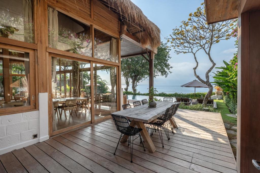 Villa Selatan Oceanfront Cliffside Sunset Pool