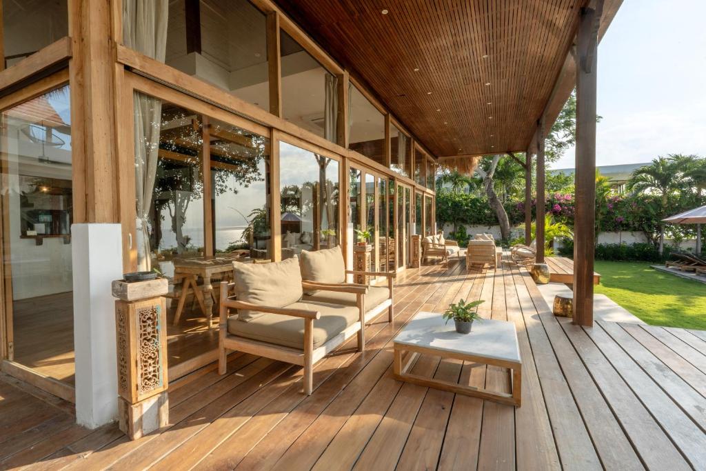 Villa Selatan Oceanfront Cliffside Sunset Pool