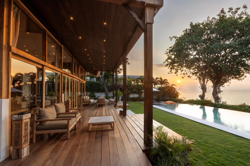 Villa Selatan Oceanfront Cliffside Sunset Pool