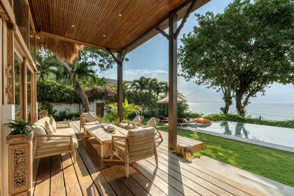 Villa Selatan Oceanfront Cliffside Sunset Pool