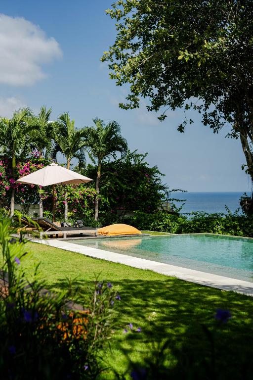 Villa Selatan Oceanfront Cliffside Sunset Pool
