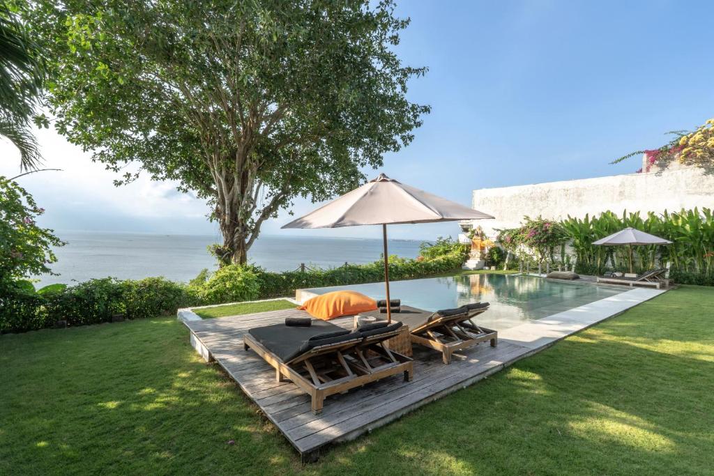 Villa Selatan Oceanfront Cliffside Sunset Pool