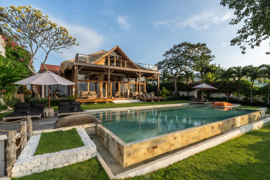 Villa Selatan Oceanfront Cliffside Sunset Pool