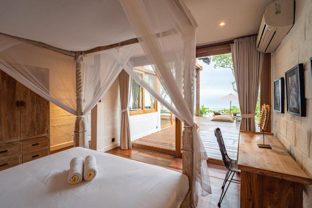 Villa Selatan Oceanfront Cliffside Sunset Pool