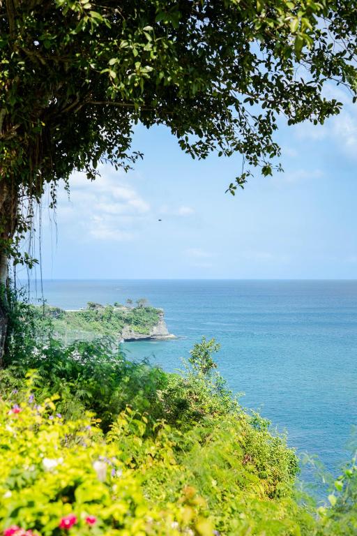 Villa Selatan Oceanfront Cliffside Sunset Pool