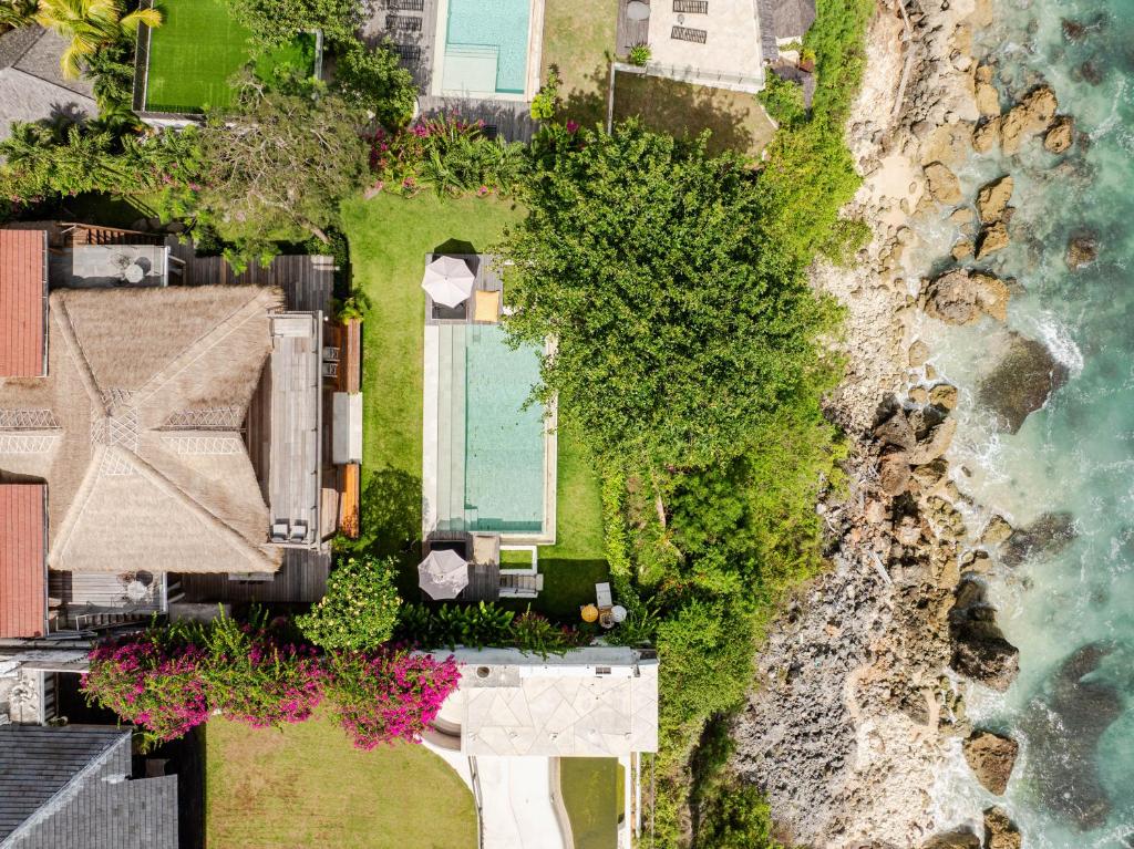 Villa Selatan Oceanfront Cliffside Sunset Pool